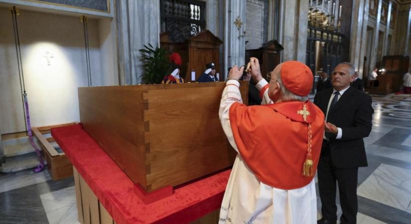 Végső nyughelyére helyezték Ferenc pápát: 9 napos gyász kezdődik, ekkor választanak új pápát