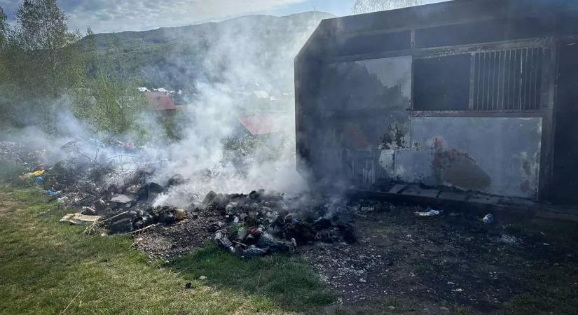 Tűz ütött ki egy huszti járási falu temetőjében