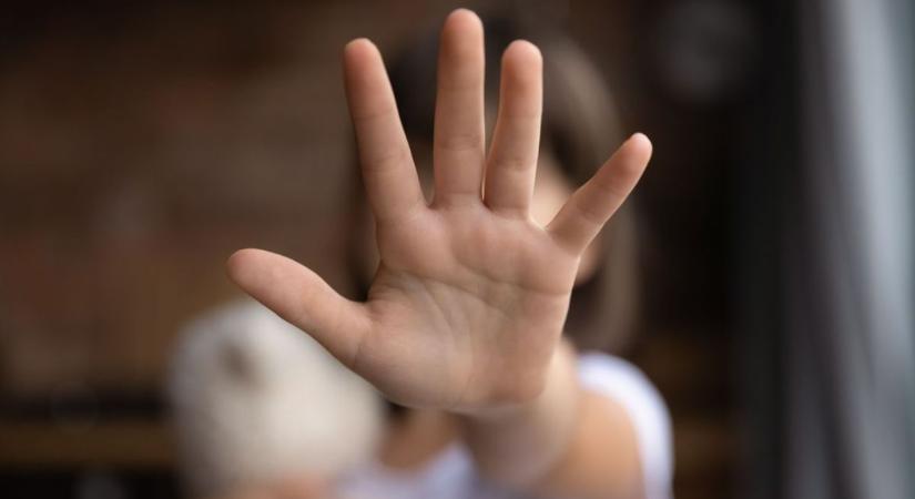 Gyomorforgató: hat nevelt gyermeket bántalmazott szexuálisan a dunántúli rém