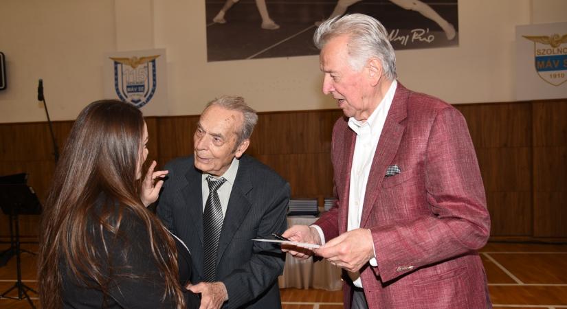 A róla elnevezett csarnokban ünnepelték a 90 éves vívólegendát Szolnokon - Schmitt Pál méltatta Pali bácsit