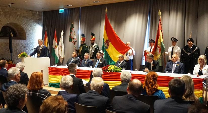 Szijjártó díszpolgár lett Dél-Komáromban – Átadták a két Komárom legrangosabb díjait