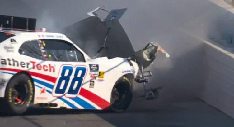 NASCAR: Ijesztő baleset után vitatott befutót és all-time rekordot hozott az Xfinity talladegai futama