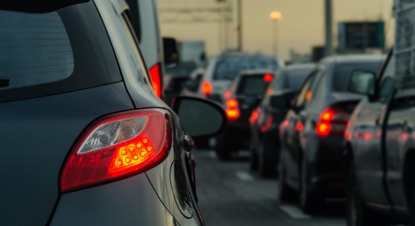 Égő autó miatt zárták le az M5-ös autópálya egyik oldalát