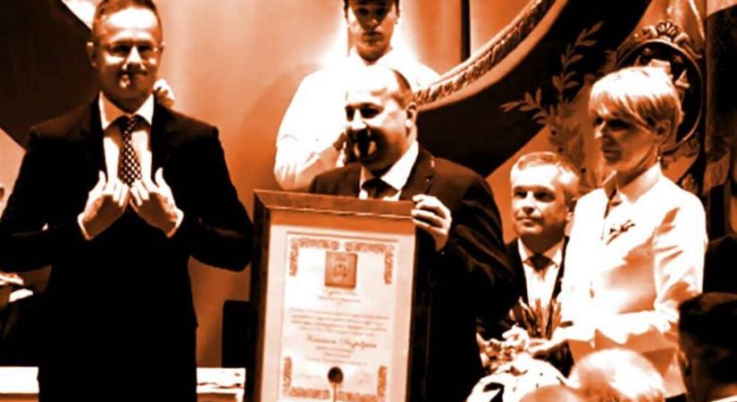 Márciusban Dunakeszin, áprilisban Komáromban, májusban hol választják egetverő bátorsággal díszpolgárrá Szijjártót?