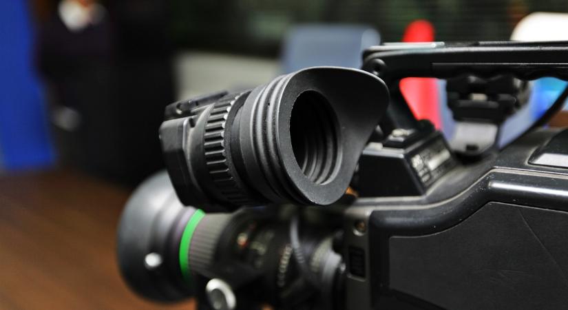 A bolhapiacon vásárolta ezt a használt videokamerát. Amikor otthon megnézte, hogy mi van a hozzáadott táskában, földbe gyökerezett a lába