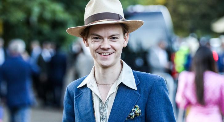 Sean Connery és Thomas Brodie Sangster fotóin ámul most a net, bizarr dolgot vettek rajta észre