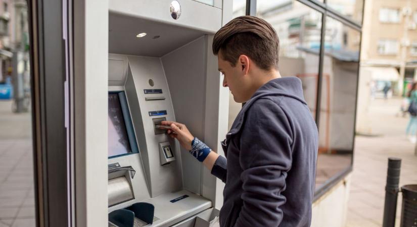 A szabolcsi férfi kipróbálta, hogy egy csavarhúzóval mennyi pénzt lehet kivenni a bankautomatából!