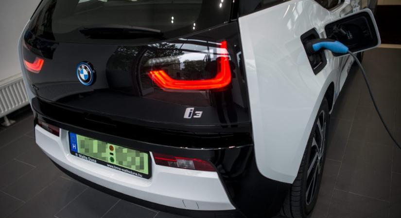 Kivárnak a rendszámcserével a plug-in hibridesek, jó okuk van rá
