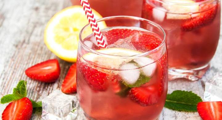 Nagyon gyümölcsös epres limonádé: édes frissítő percek alatt