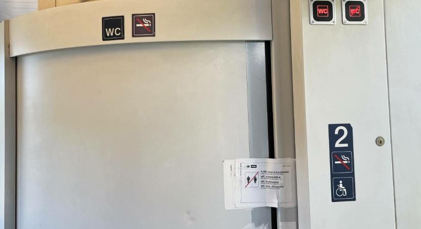 Kényszerpihenőt tartott a vonat, hogy be ne pisáljanak az utasok