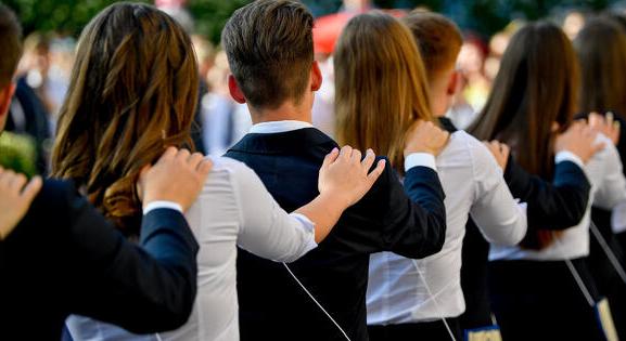 Ballagási ajándék: virágtól a milliós autókig