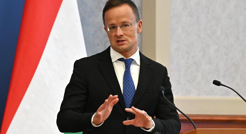 Ne engedjük, hogy a politikusok barátokat, családtagokat, közösségeket állítsanak szembe egymással – üzente Szijjártó Komáromból. ahol díszpolgár lett