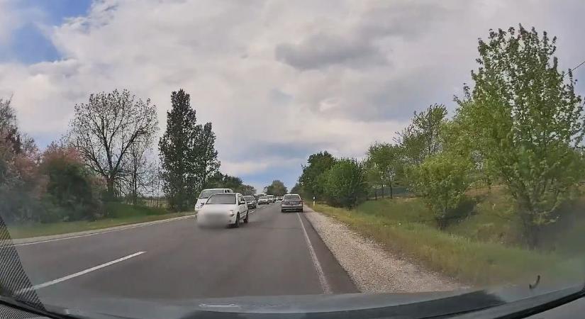 Sokkal rosszabb vége is lehetett volna - durva videót rögzítettek a 4-es főúton