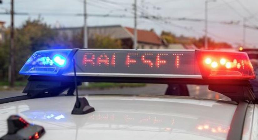 Hatalmas baleset a 4-es főúton, három autó ütközött össze – fotóval!