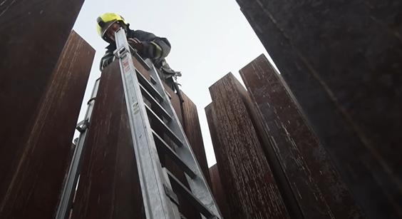 Beszorult egy kislány a városligeti ’56-os emlékműbe, a tűzoltók mentették ki – Videó