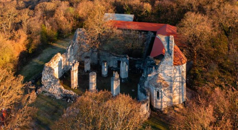 Kísérteties hangulatot áraszt a magyar monostor: elhagyatottan árválkodik a sűrű lombok között