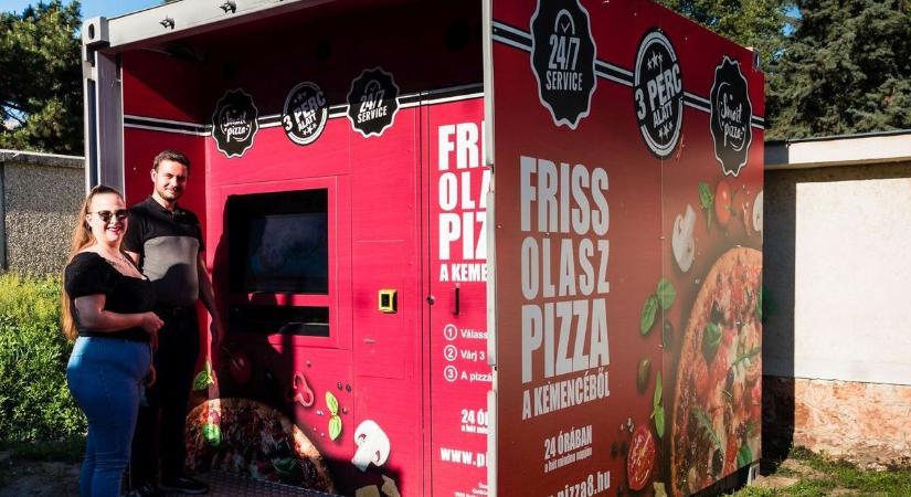 Pizzát automatából? Ez nem vicc, sőt: mézet, tejet és vattacukrot is vehetünk így