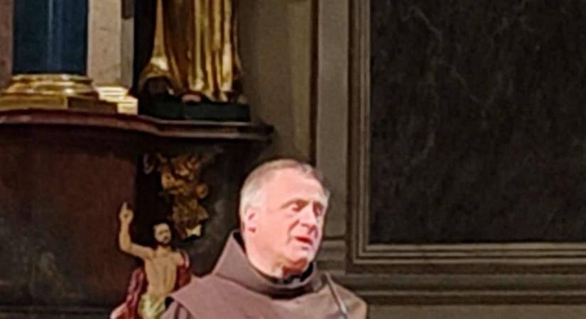 Csoda Szentkúton: Böjte Csaba miséje alatt jelent meg a fehér csodaszarvas a zarándokhelyen – Fotó