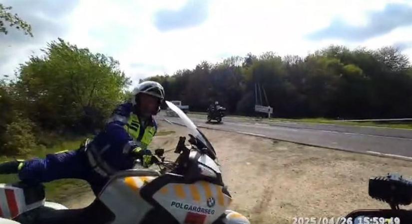 Videón, ahogy a motoros rendőr lekapcsolja a szabálytalanul előző motorosokat