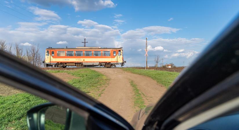 Kigyulladt egy motorvonat Mezőtárkányon, ötven embernek kellett menekülnie