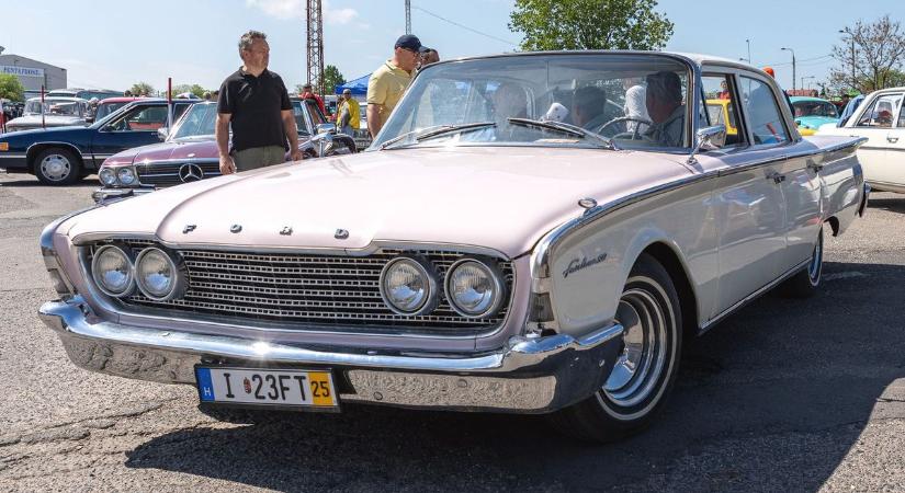 „Annyival megy, amennyivel szeretnénk” – veterán autók páváskodtak Debrecenben – fotókkal!
