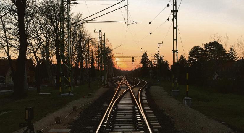 Kigyulladt egy motorvonat a mezőtárkányi állomáson
