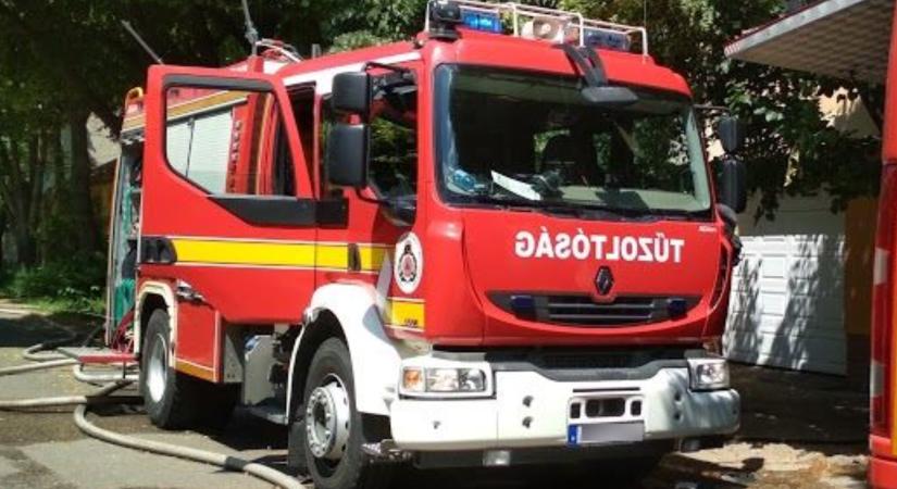 Tűz ütött ki egy vonat motorterében Heves vármegyében