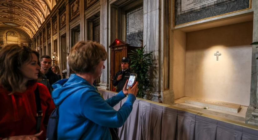 Szívszorító fotókat adtak közre Ferenc pápa sírjáról - hatalmas a tömeg a Santa Maria Maggiore-bazilikában