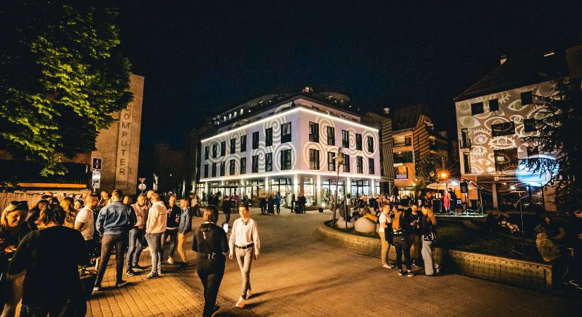 Új gasztrokulturális közösségi tér nyílt, fényfestés, zene, borok és gasztroélmények a Miskolci Soho-ban