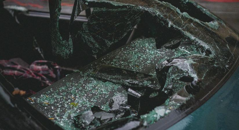 Borzasztó tragédia: fának csapódott autójával, meghalt a 14 éves fia a balesetben
