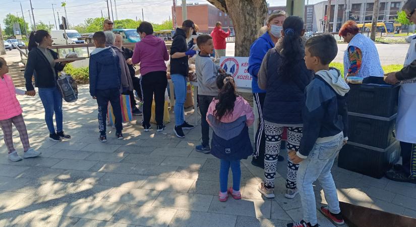 Sokan érkeztek kisgyerekkel a debreceni ételosztásra