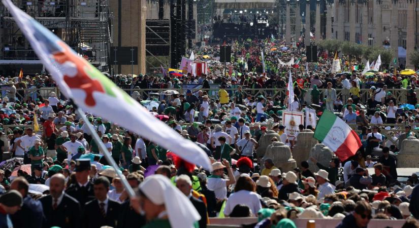 Több tízezren álltak sorba Ferenc pápa sírjánál a Santa Maria Maggiore-bazilikában - a nap hírei