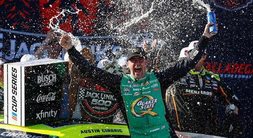 NASCAR: Loganót és Preece-t KIZÁRTÁK, Larson rekordot döntött Győzött Cindric [aki a csapattársa szerint egy s*ggfej]