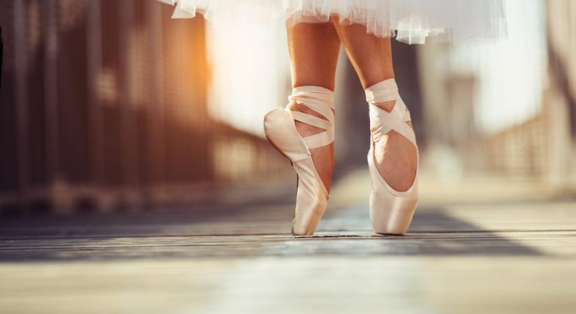 Pofonegyszerű gyakorlatokkal edzik lábukat a balerinák