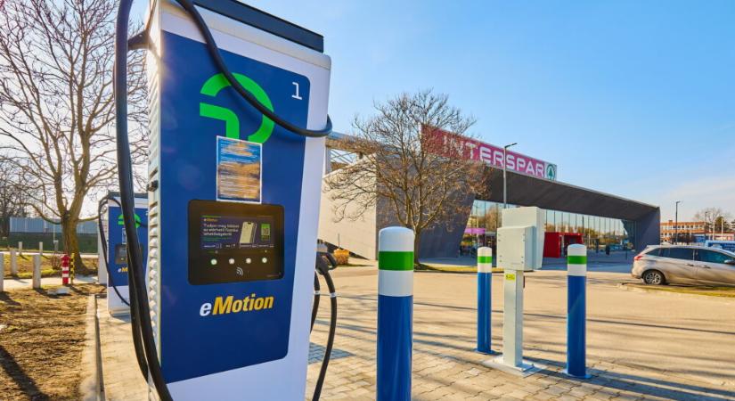 Egyre több SPAR-üzletnél tölthetőek az elektromos autók, a vállalat interaktív térképen mutatja be a töltőpontokat