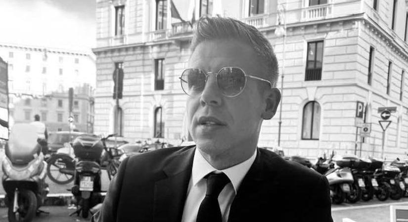 Aki a gyászszertartásra felvett fekete öltönyt is magamutogatásra használja fel, az egy hamis, álszent, önimádó bohóc