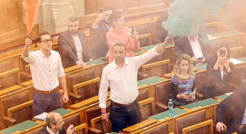 Hétfőn történelmet írhatnak a Parlamentben, a rendszerváltás óta először tilthatnak ki képviselőket