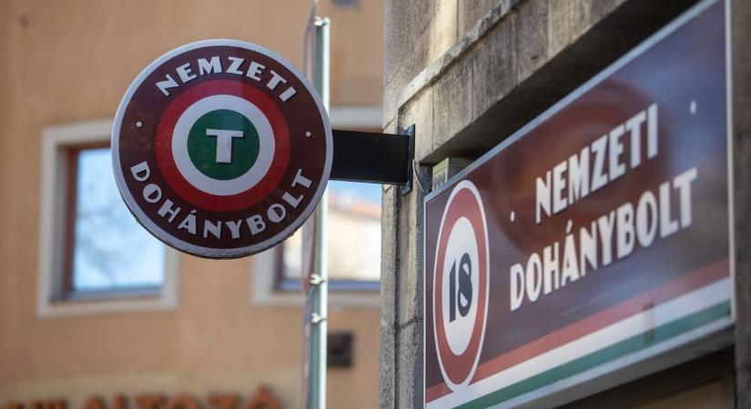 Annyira felháborodott, mert be volt zárva az egyik vasi dohánybolt, hogy kővel bedobta az ajtajának üvegét