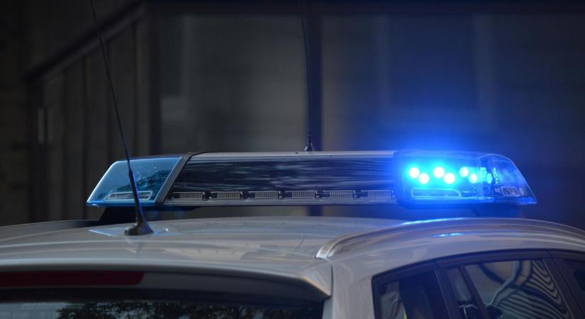 Gyógyszertárnak csapódott egy autó Szikszón