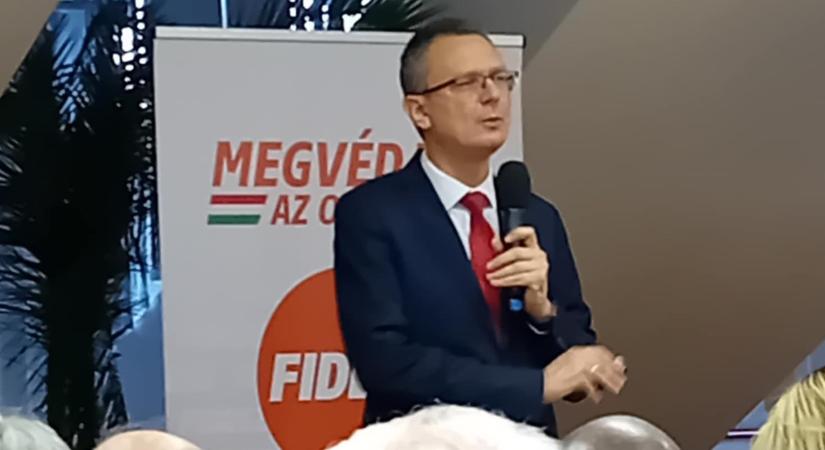Büntetésből eltiltották a szerepléstől a rendőrt, aki kifogásolta, hogy Rétvári Bence politikai célra használja a fényképét