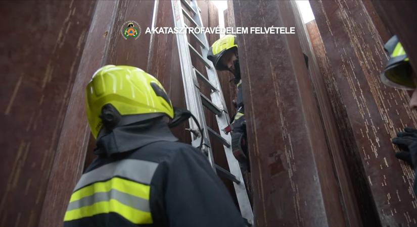 Kislány szorult az 56-os emlékműbe, így szabadították ki a tűzoltók
