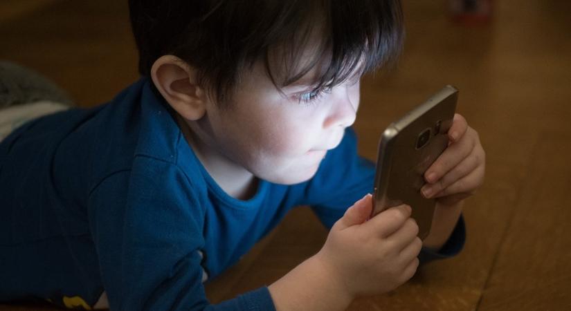 Képernyőidő nagyszülő módra – avagy miért több a tablet, ha mama vigyáz az unokára?
