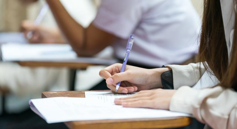 Drámai nyelvvizsga-adatok: mélyrepülésben Magyarország