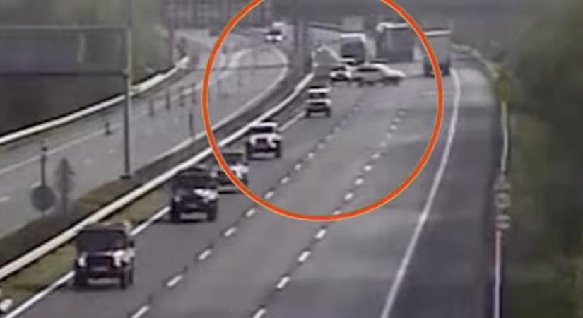 Videón, ahogy egy terepjárókból álló konvoj megfordul az M7-esen