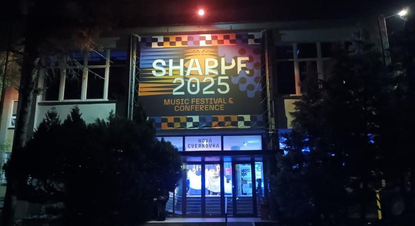 A jövő zenéje Pozsonyban – Ír rap, AI-szintipop és retró fíling a Sharpe fesztiválon