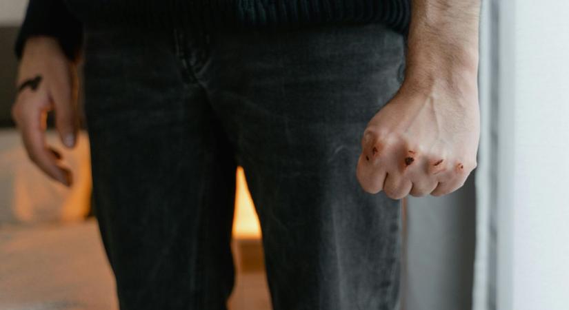 Fojtogatta és rendszeresen terrorizálta feleségét az erőszakos férj Alsóörsön