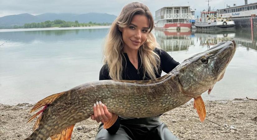 Elképesztő! Igazi halszörny akadt a csinos horgászlány horgára
