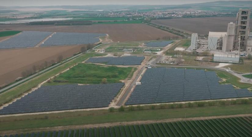 Egyedülálló napelemparkot adtak át a Királyegyházi Cementgyárban