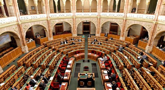 Erősen nyitja a hetet a Parlament: Poloskázás, hazaárulózás és a Matolcsy-klán börtönbüntetése