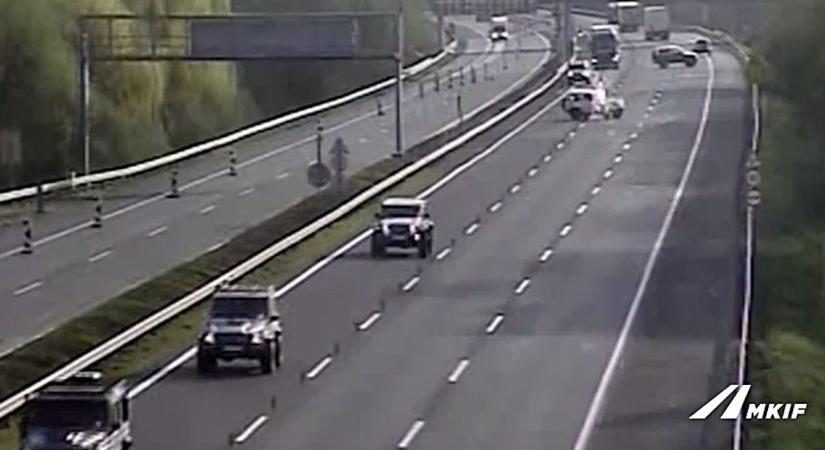 Videó: egy komplett terepjárós konvoj fordult forgalommal szembe az M7-esen